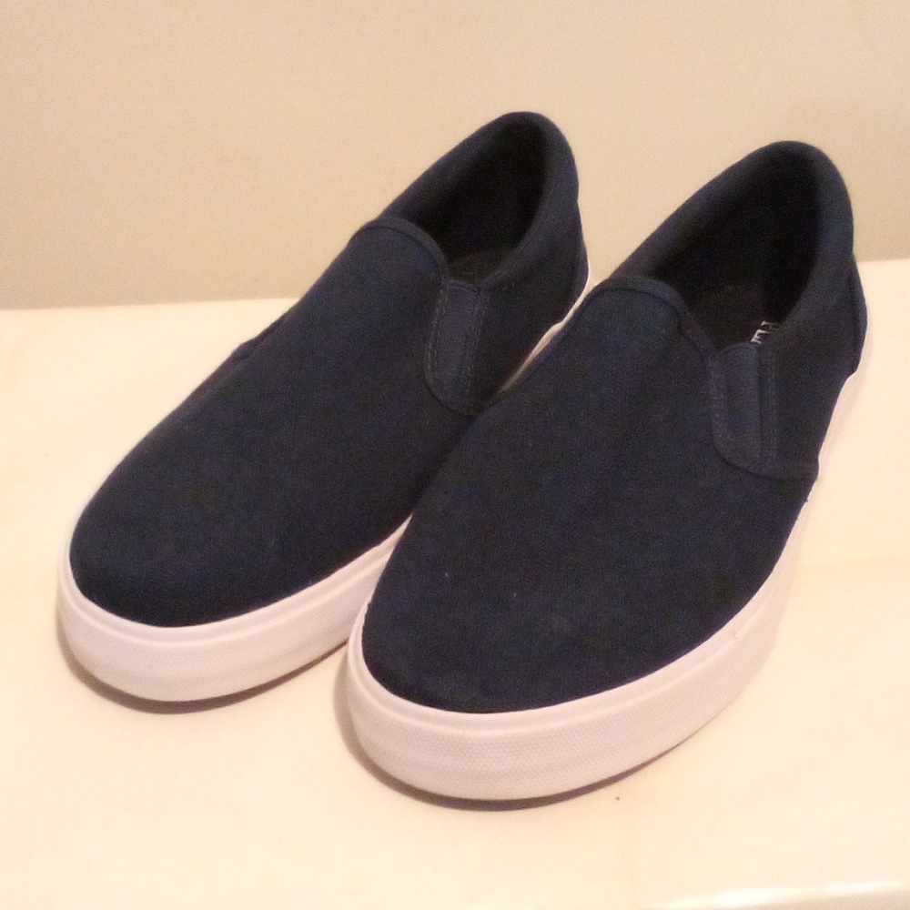 Boys children's place  dk Blue size 5 NWT slip on tennis sneakers